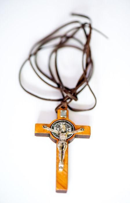 Krzyżyk drewniany na szyję z rzemykiem św Benedykta 8 x 4,5 cm