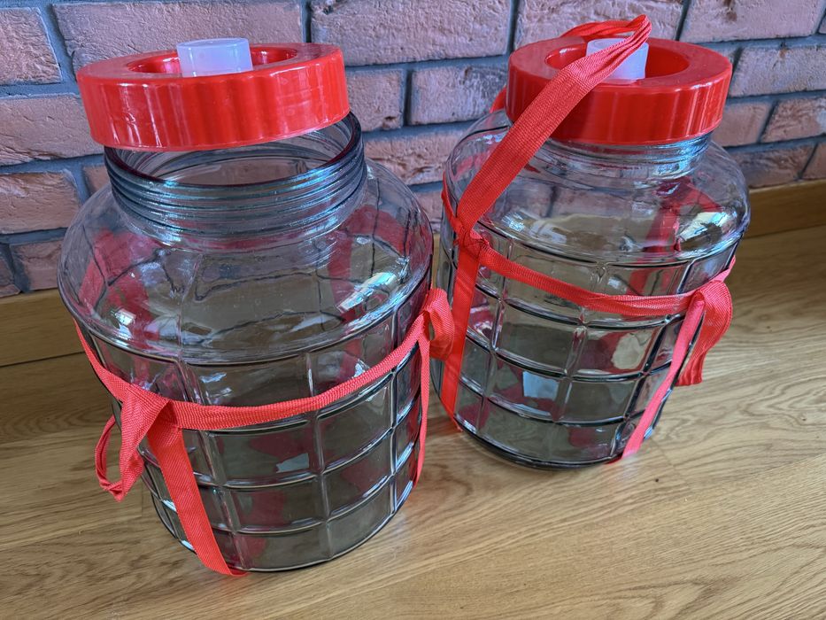 Dwa szklane słoiki o pojemności około 15-20 litrów