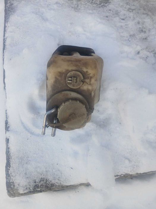 Бачок з підігрівом для обприскування лобового скла