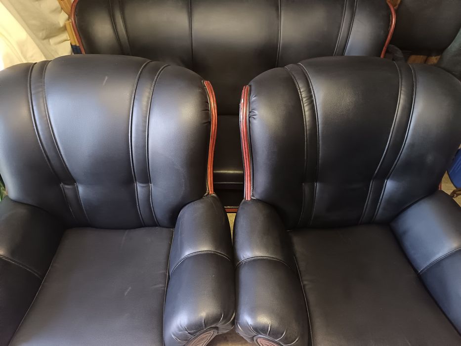 Vende-se conjunto de 3 sofás de Couro em preto