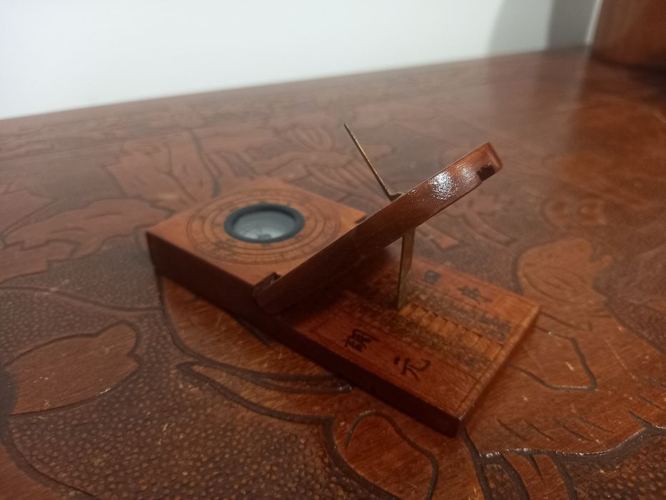 Antiga bússola e relógio de sol