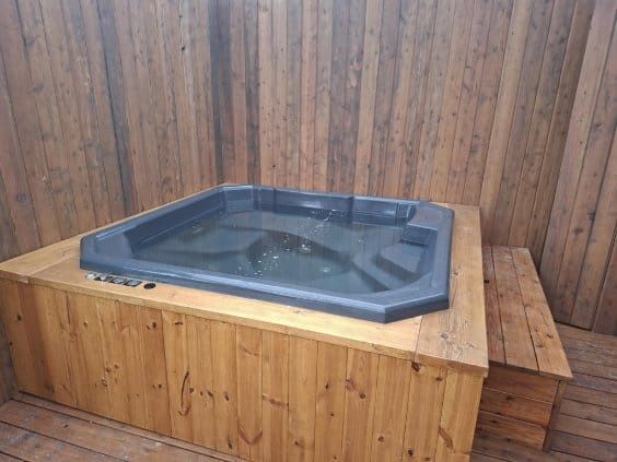 Jacuzzi 5-osobowe – relaks premium u Ciebie w ogrodzie!