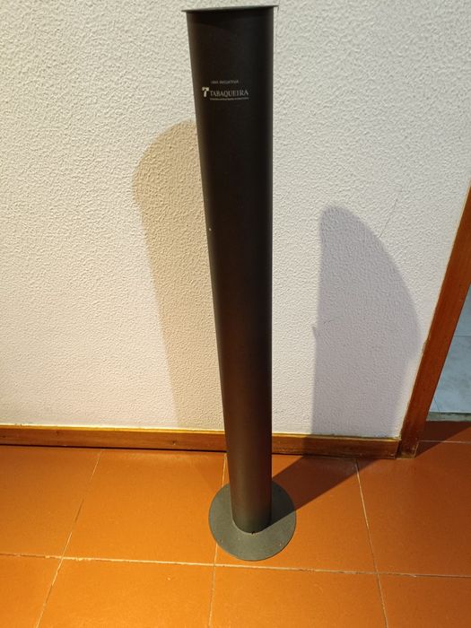 Cinzeiro de pé alto