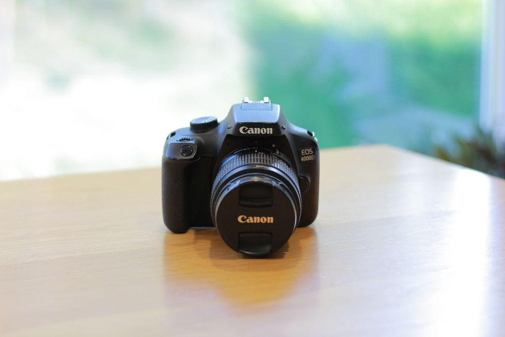 Canon 4000D + 18-55mm (COMO NOVA)