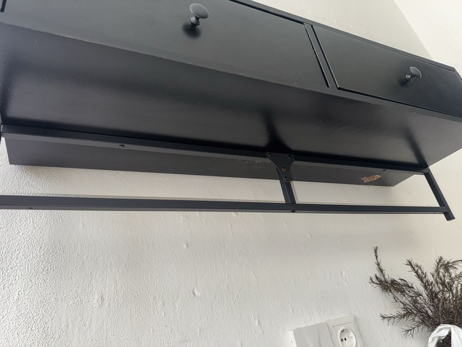 Estante preta pendurada para tv