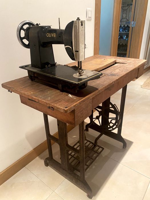 Mesa com máquina de costura Oliva CL.45