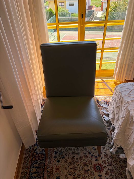 Cadeirão Vintage Mid-Century Verde Oliva (Pés Palito – Anos 60)