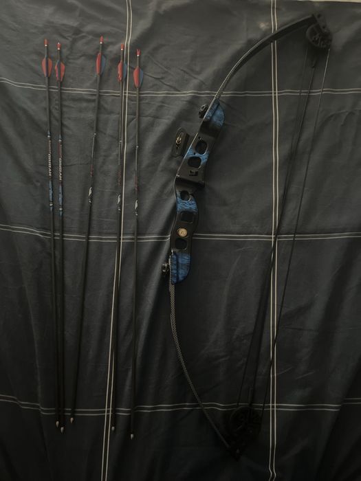 Arco composto com flechas de carbono