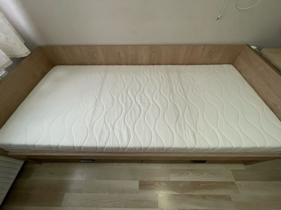 Łóźko jednoosobowe z materacem
