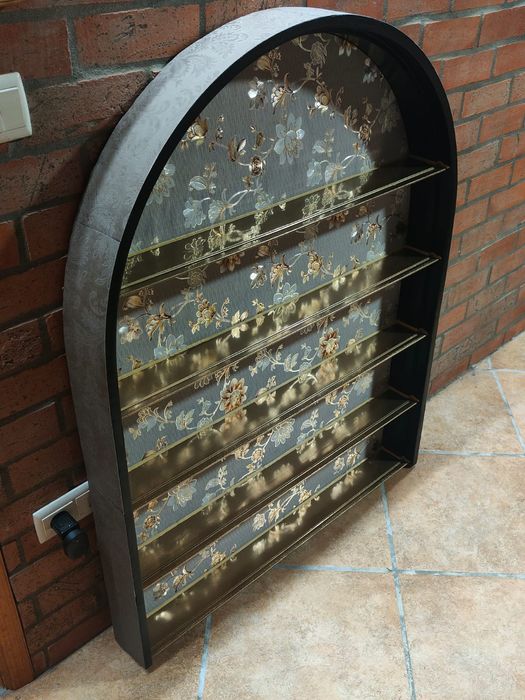 Móvel expositor em madeira