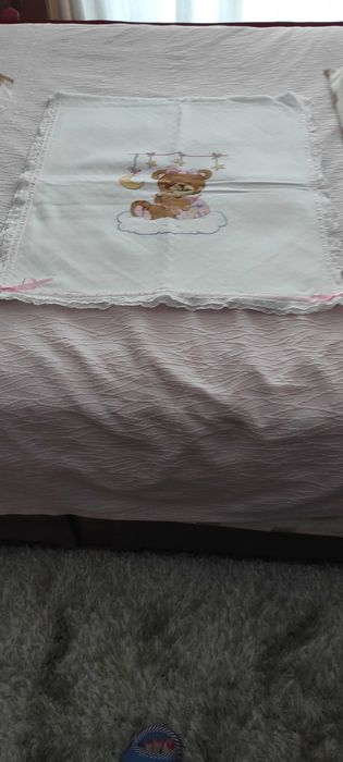 Colcha feita a mão e bordada em ponto de cruz para alcofa