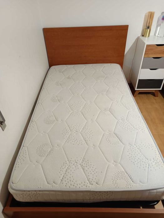 2 Camas individuais 100×200 com colchão e estrado