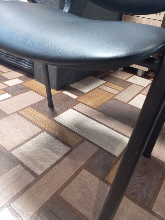 Офісний стілець чорний