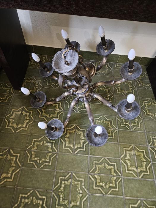 Candeeiro de teto, todo em metal.