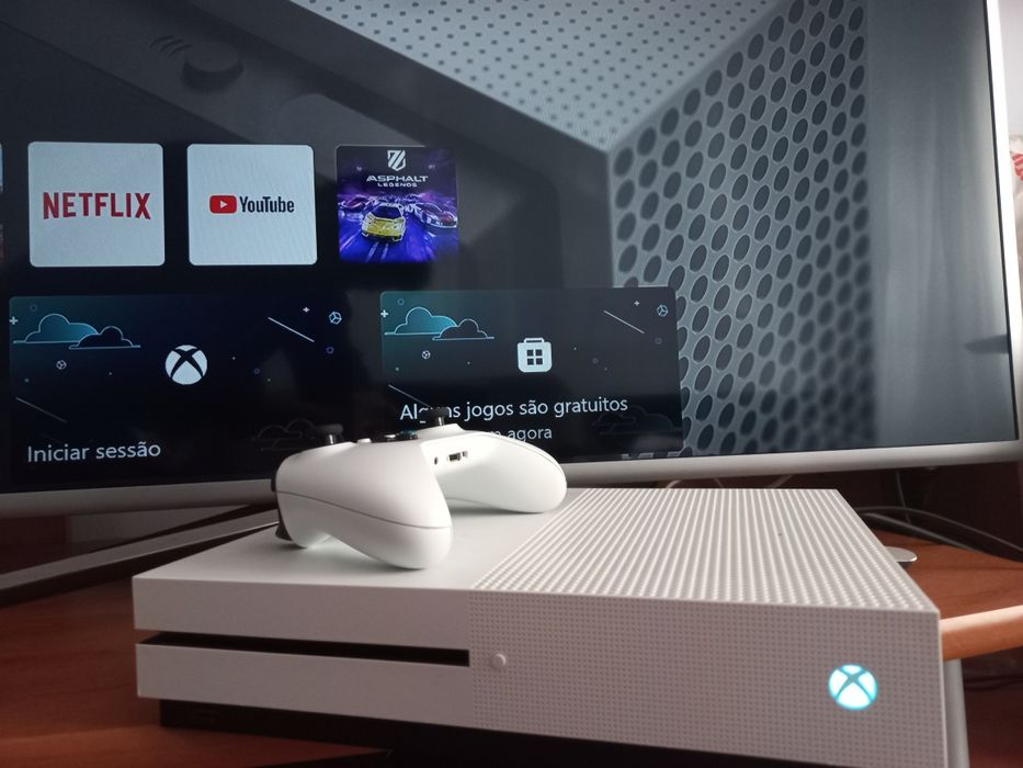 XBOX one S com comando funciona sem proble..tem wifi e youtube