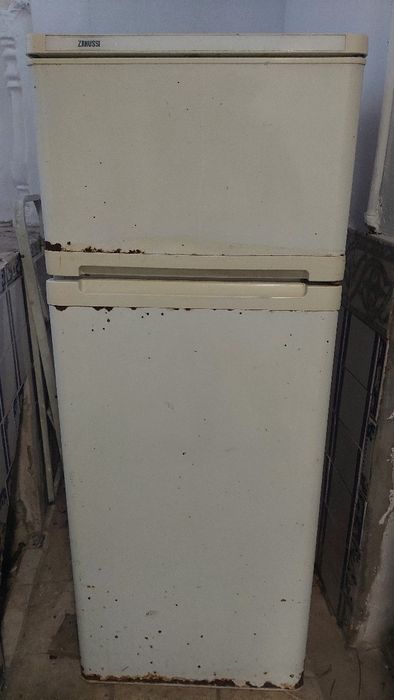 Frigorífico a funcionar com vestígios de uso