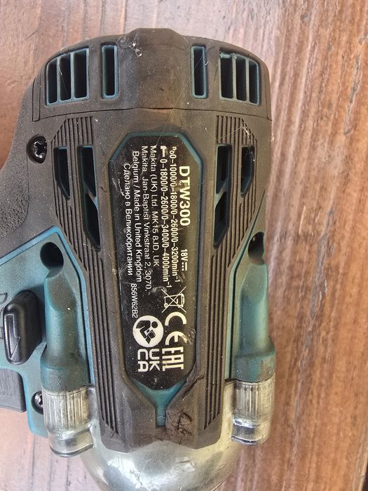 Akumulatorowy klucz udarowy Makita DTW 300, 2x 18V-5,0Ah, ładowarka