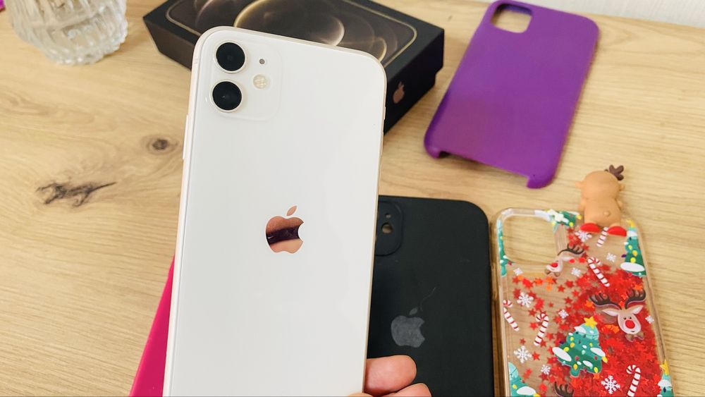 Телефон іРhone 11 White 128 Gb б/у + 4 чохла