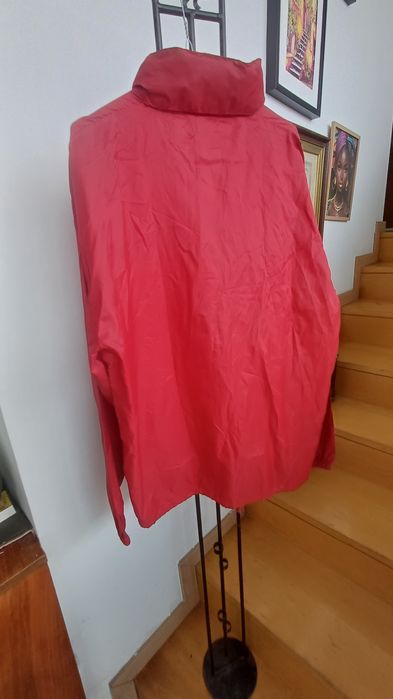 casaco corta-vento vermelho original da CH Carolina Herrera,