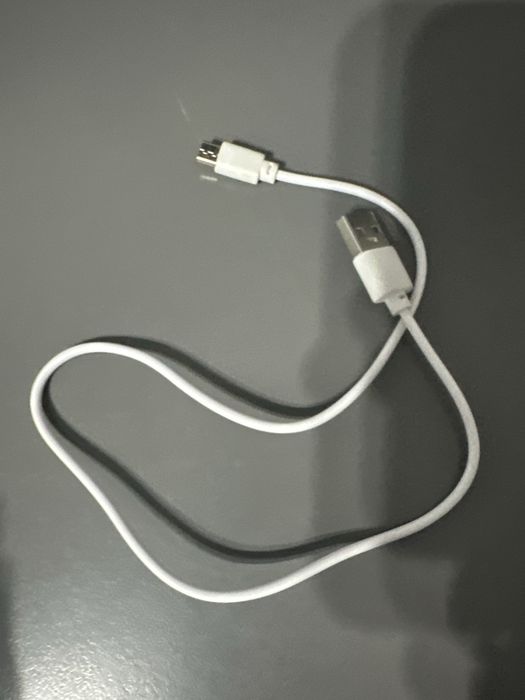 Biały kabel USB-A do micro-USB – krótki przewód
