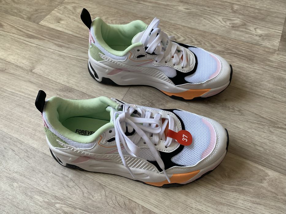 Жіночі кросівки фірми “PUMA”