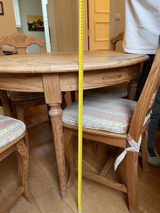 Mesa com 4 cadeiras.