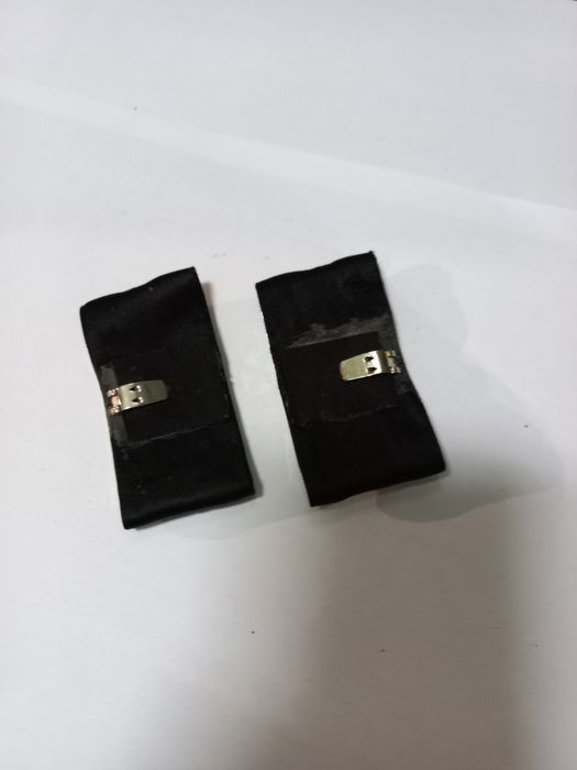 Aplicações ou clips para sapatos pretos