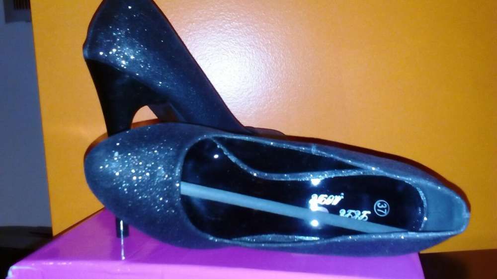 Sapatos pretos novos. Tam. 37