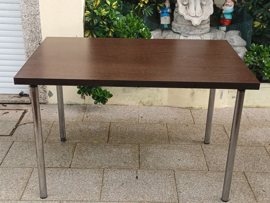 Vendo MESA de JANTAR para cozinha ou sala muito resistente como nova.