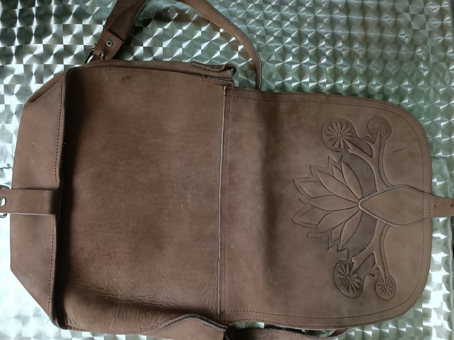 Сумка из нубука коричневого цвета с тиснением