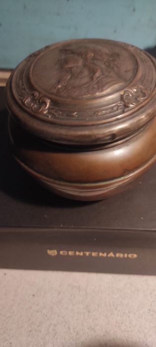 Caixa muito bonita e antiga