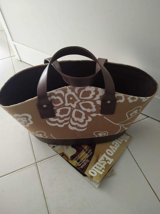 Revisteiro em tecido e pele