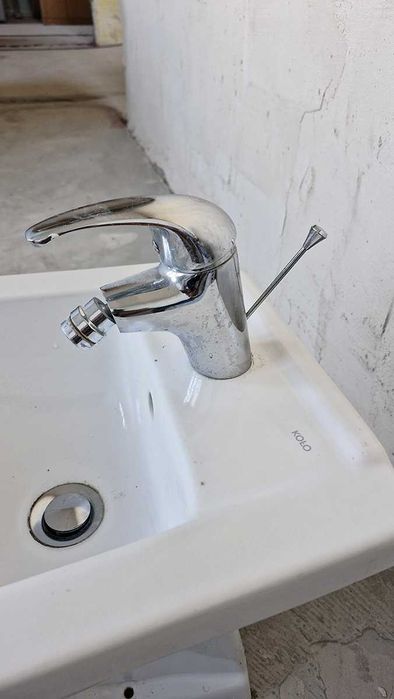 Bidet z baterią koło