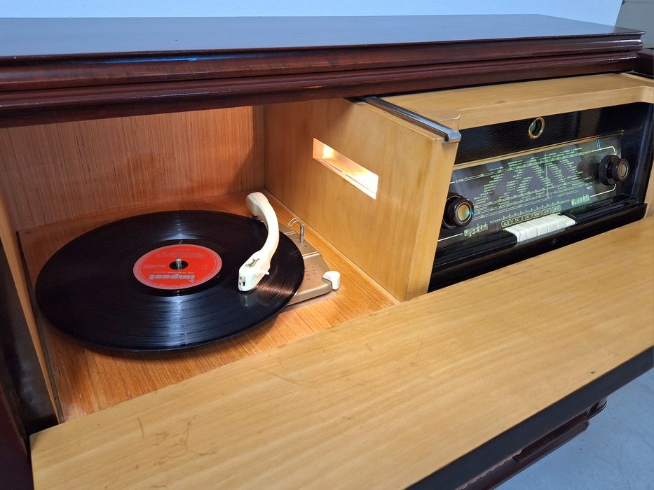 Móvel Philips com rádio e gira discos