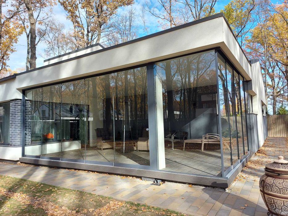 Безрамне скління альтанок та веранд від виробника. Якісно та надійно.