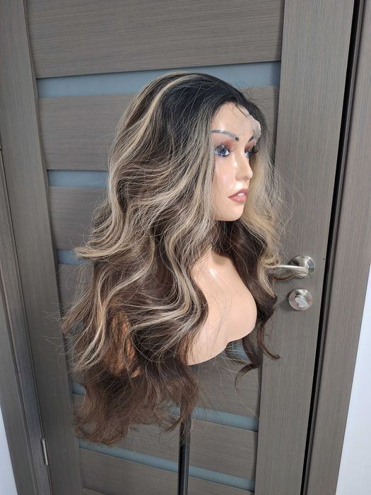Długa czekoladowa peruka z ombre i blond pasemkami na siateczce