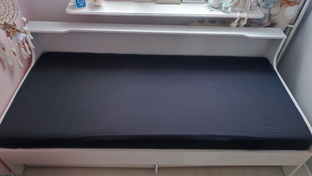 Białe łóżko z szufladami