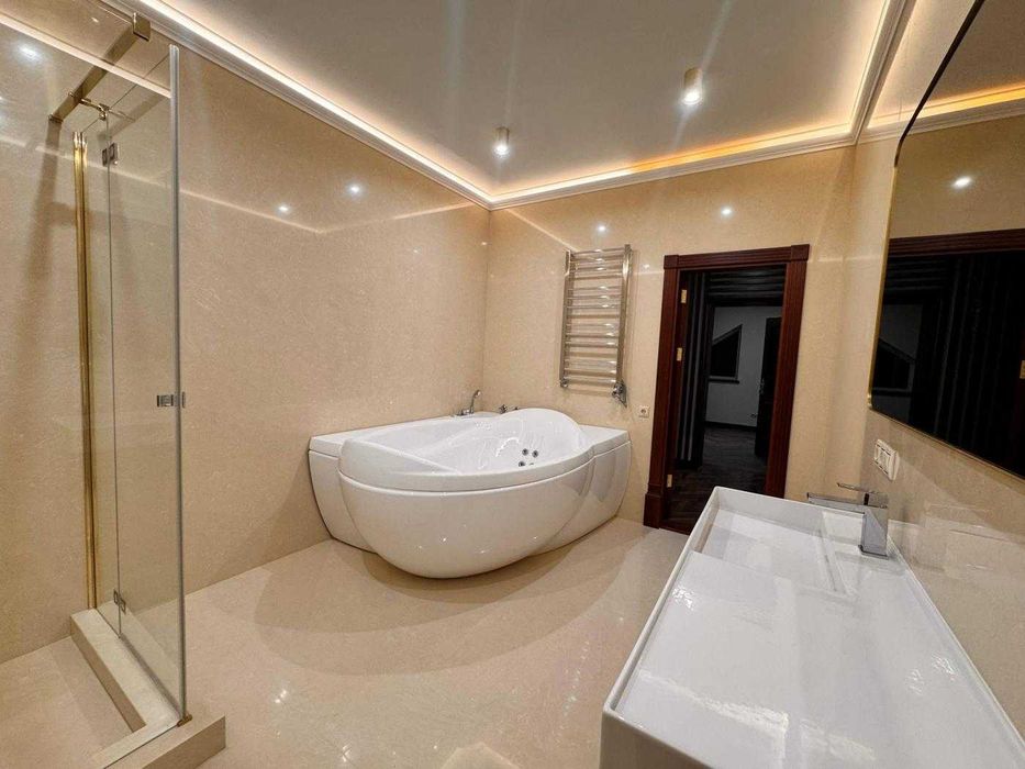 Продається просторий  будинок в Центрі