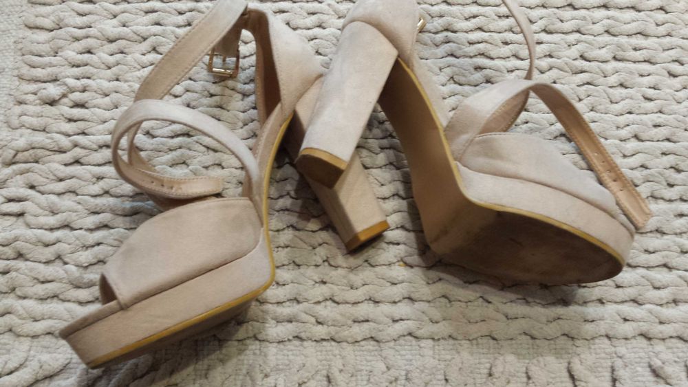 Sandały beżowe rozm.40 j.Nowe