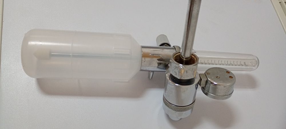 Reduktor tlenowy medyczny z nawilzaczem.