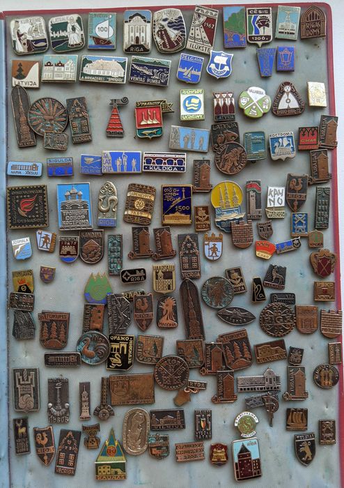 Значки із серій"Древний герб" (12штук),"Замки України" (5штук)