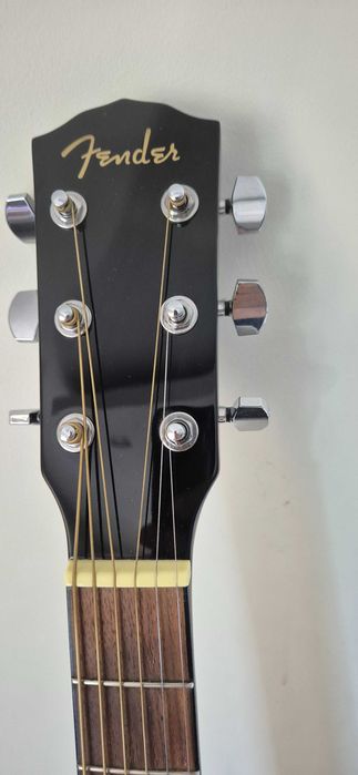 Fender CD-60SCE gitarę