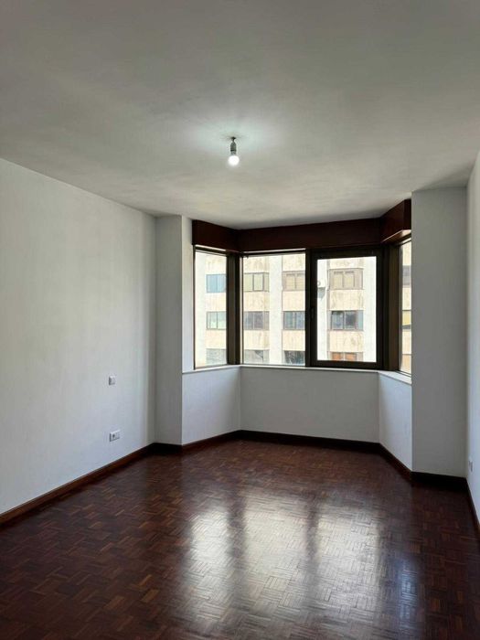 Arrendo T2 com garagem no centro de Valença — Av. de São Teotónio (Edifício Lepanto)