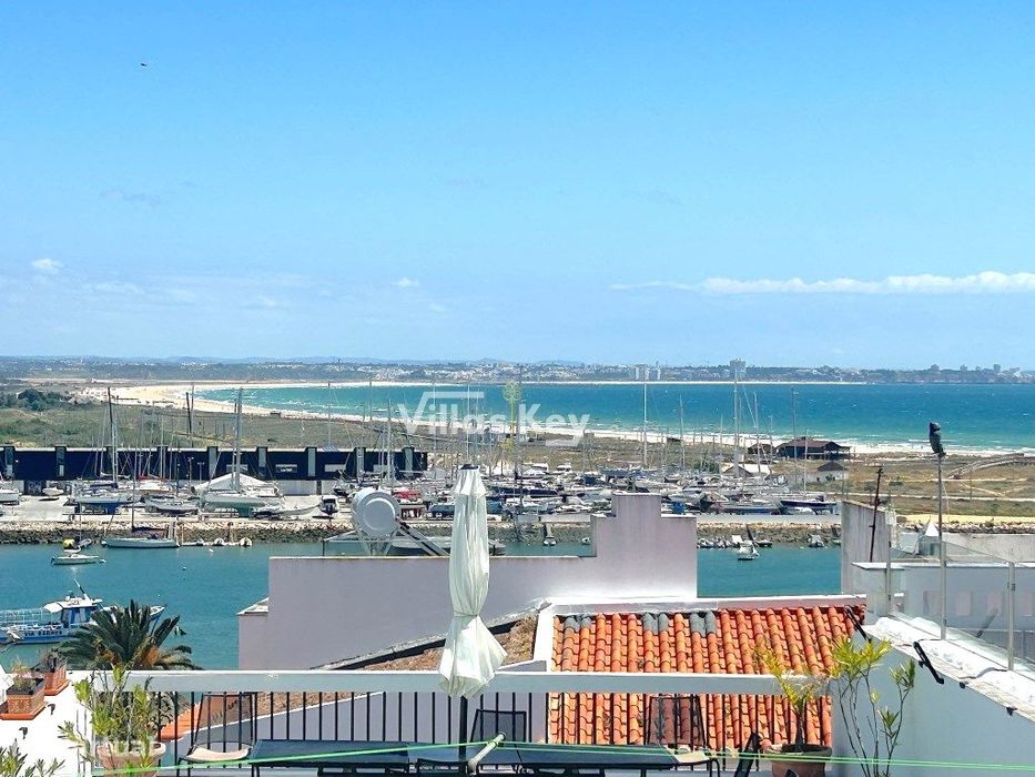 Vivenda no centro histórico de Lagos com terraço e vista mar