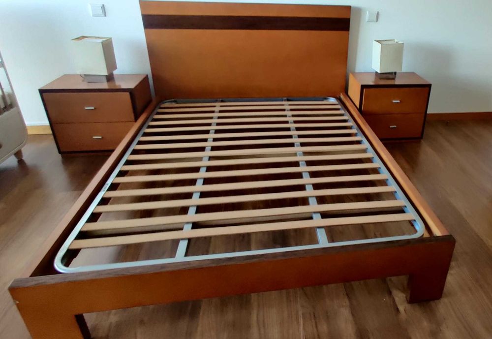 Cama de Casal em Madeira Maciça com Colchão + 2 Mesas de Cabeceira