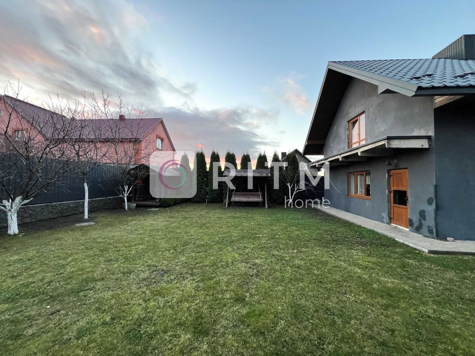 Здається двоповерховий будинок з сучасним дизайнерським ремонтом.