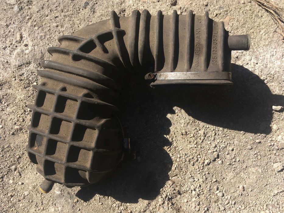 Audi 80,90 ,coupe B2 5 cyl rura dolot powietrza z rozdzielacza 035133357L