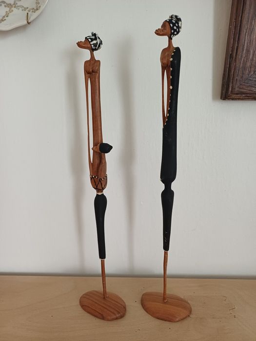 Par de estatuetas em madeira de um casal de africanos