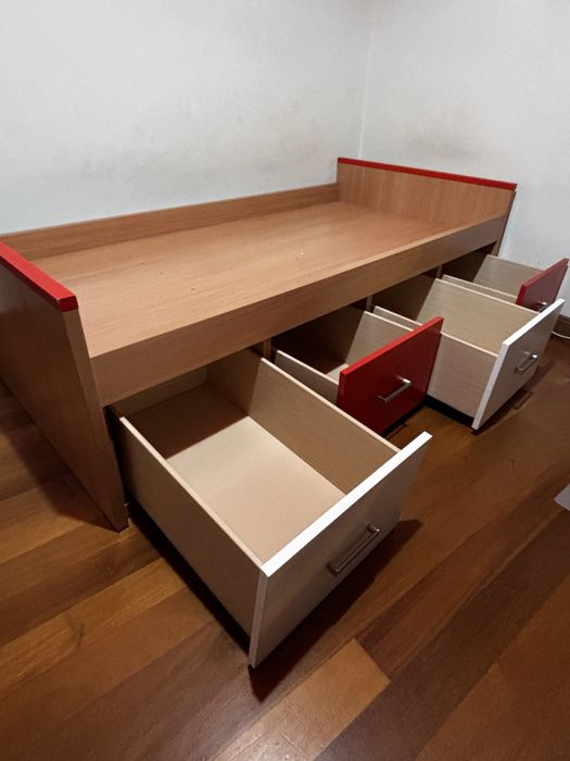 cama individual vermelha e branca