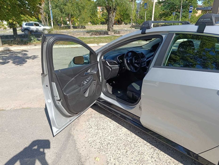 Chevrolet Volt II PHEV Шевроле Вольт 2 плагін гібрид 2018 року